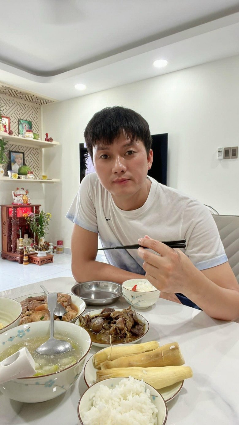 Quách Ngọc Tuyên nấu cơm làm quà cho vợ kém 16 tuổi: Tưởng ngon lành nhưng cái kết &#34;hết hồn&#34; - 1