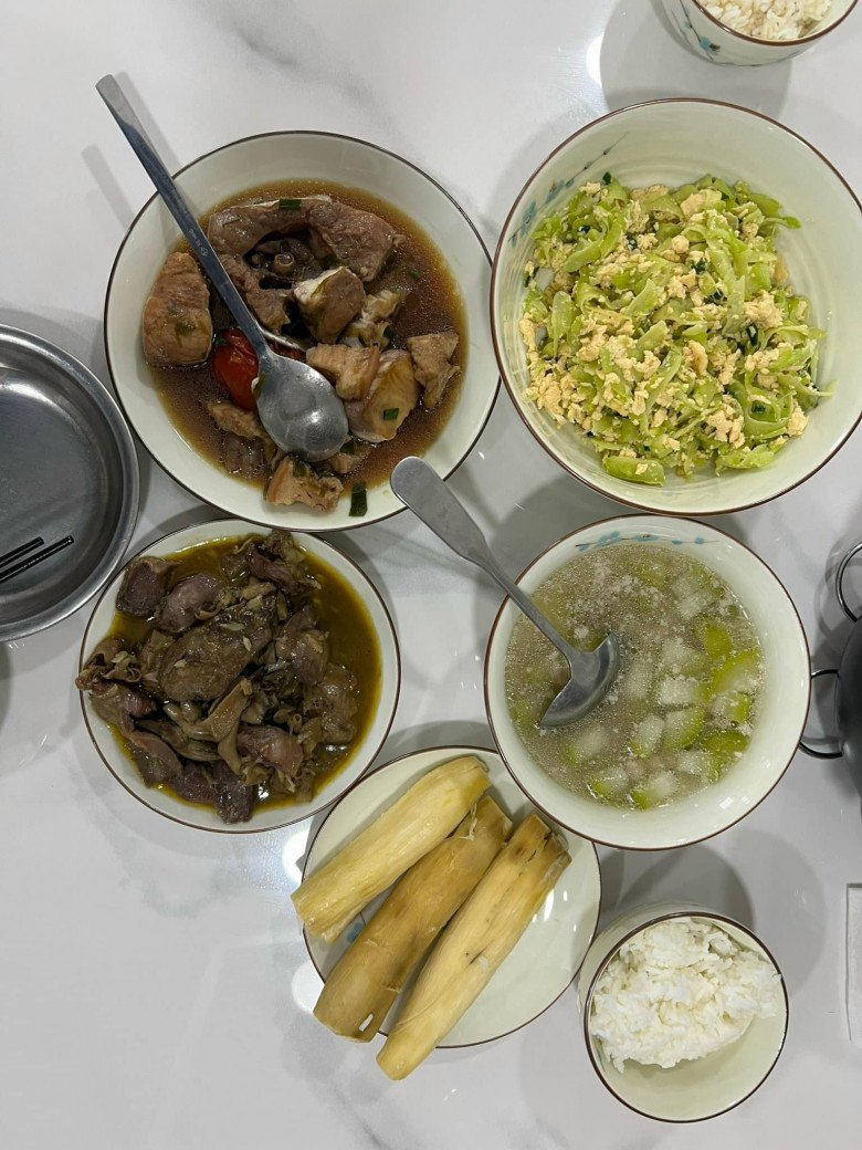 Quách Ngọc Tuyên nấu cơm làm quà cho vợ kém 16 tuổi: Tưởng ngon lành nhưng cái kết &#34;hết hồn&#34; - 2