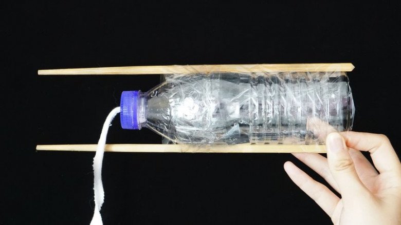 Buộc 2 chiếc đũa vào 1 chai nhựa rồi đặt ở ban công, mẹo đơn giản nhưng cực kỳ hữu hiệu - 2