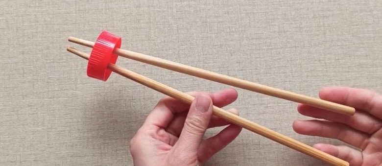Buộc 2 chiếc đũa vào 1 chai nhựa rồi đặt ở ban công, mẹo đơn giản nhưng cực kỳ hữu hiệu - 3