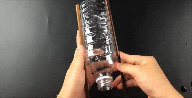 Buộc 2 chiếc đũa vào 1 chai nhựa rồi đặt ở ban công, mẹo đơn giản nhưng cực kỳ hữu hiệu - 1