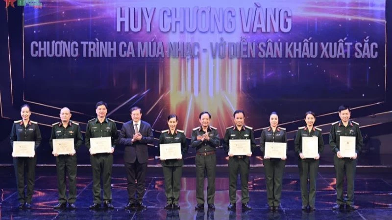 Đoàn văn công quân khu 7 rực rỡ với chương trình ”Ánh sao thành đồng” - 1