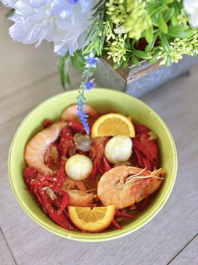 Chồng 6 múi tự tay nấu tiệc linh đình, nữ MC nóng bỏng định khen nhưng lại "nghẹn cứng người" - 6