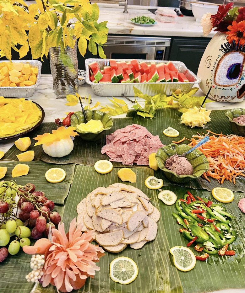 Chồng 6 múi tự tay nấu tiệc linh đình, nữ MC nóng bỏng định khen nhưng lại "nghẹn cứng người" - 4