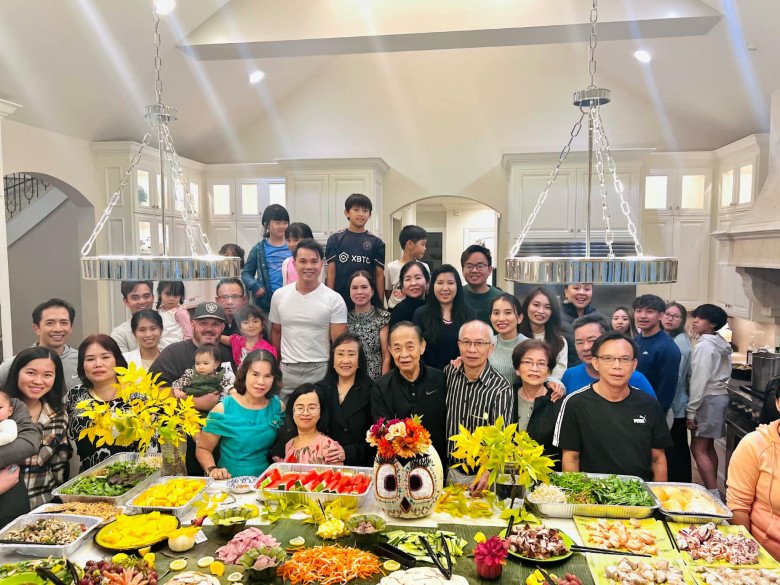 Chồng 6 múi tự tay nấu tiệc linh đình, nữ MC nóng bỏng định khen nhưng lại "nghẹn cứng người" - 2