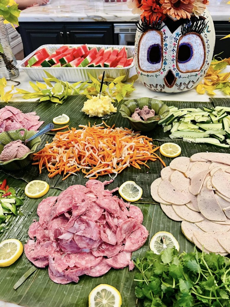 Chồng 6 múi tự tay nấu tiệc linh đình, nữ MC nóng bỏng định khen nhưng lại "nghẹn cứng người" - 5