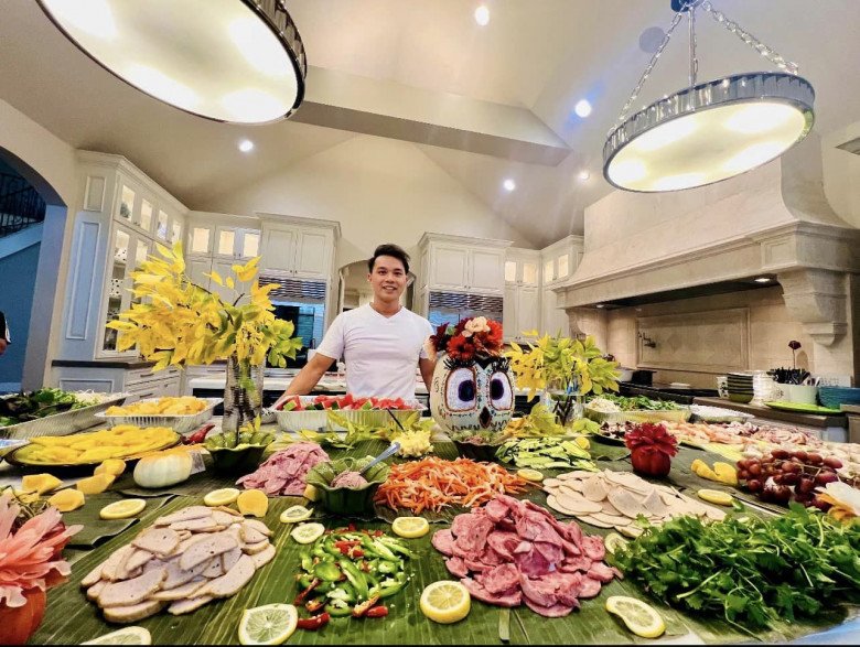 Chồng 6 múi tự tay nấu tiệc linh đình, nữ MC nóng bỏng định khen nhưng lại "nghẹn cứng người" - 3