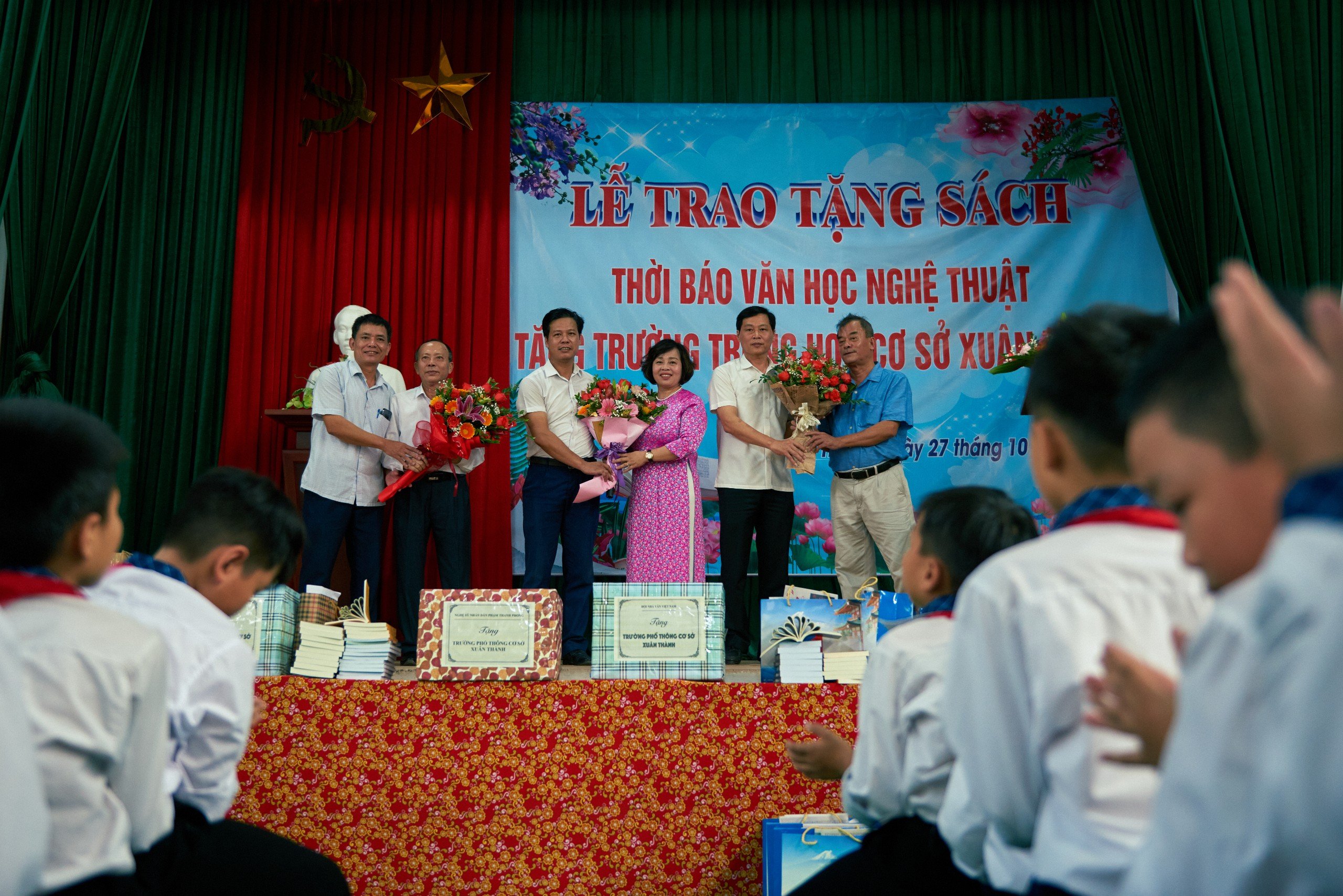 Thời báo Văn học nghệ thuật tặng sách cho trường THCS Xuân Thành (Nam Định) - 4