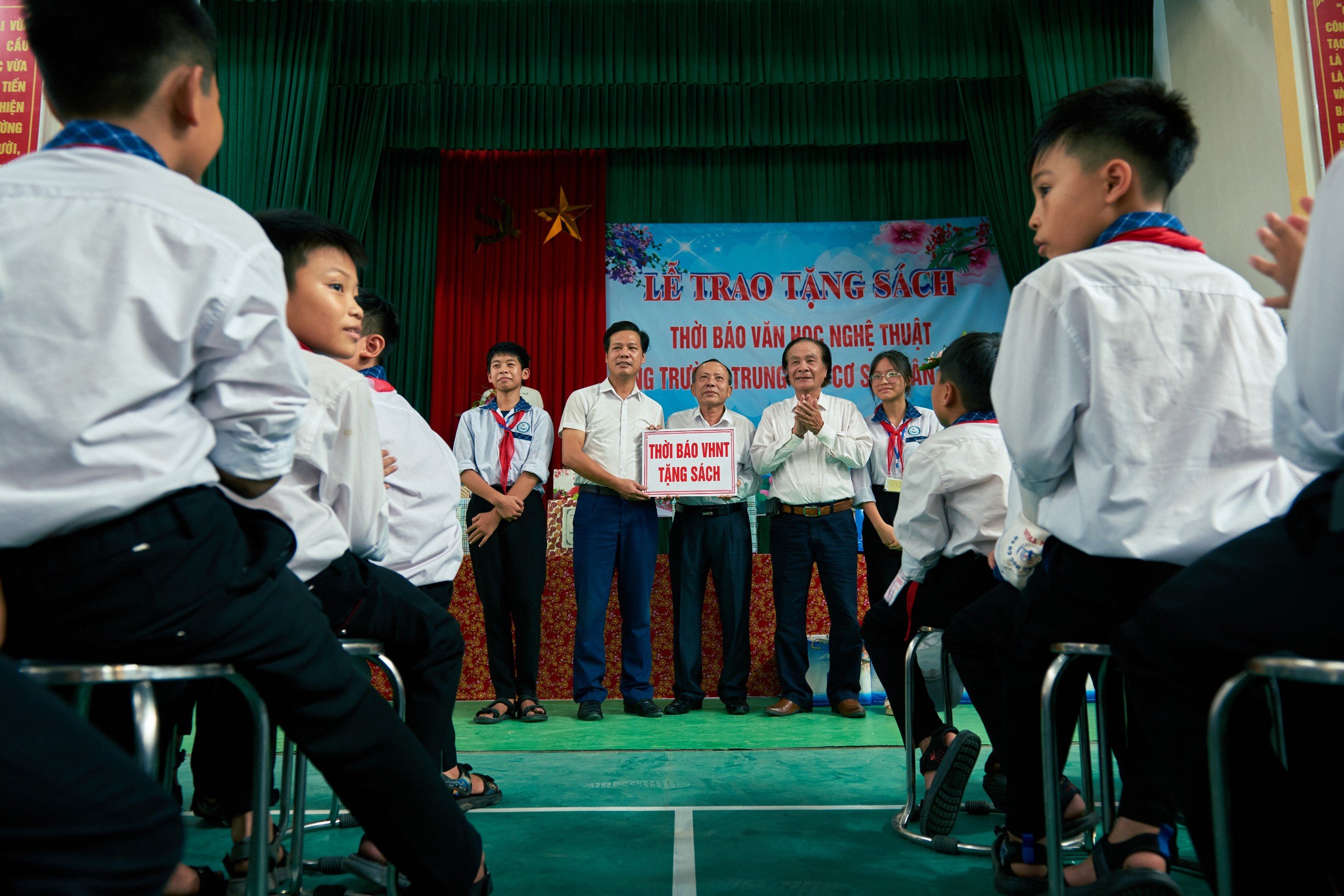 Thời báo Văn học nghệ thuật tặng sách cho trường THCS Xuân Thành (Nam Định) - 3