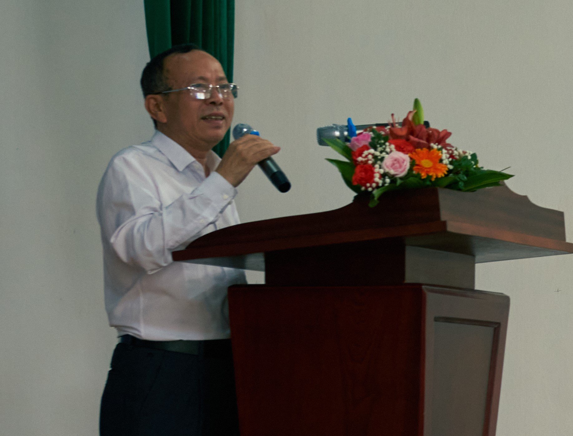 Thời báo Văn học nghệ thuật tặng sách cho trường THCS Xuân Thành (Nam Định) - 2