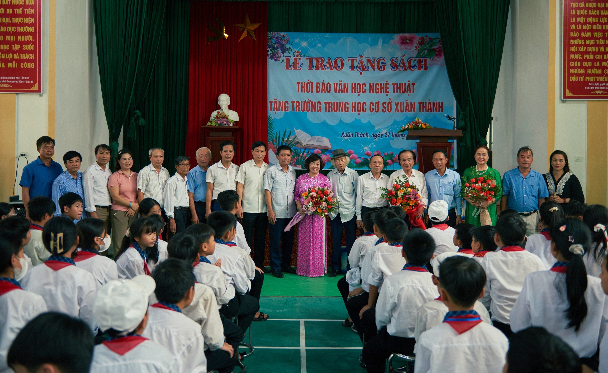 Thời báo Văn học nghệ thuật tặng sách cho trường THCS Xuân Thành (Nam Định) - 5