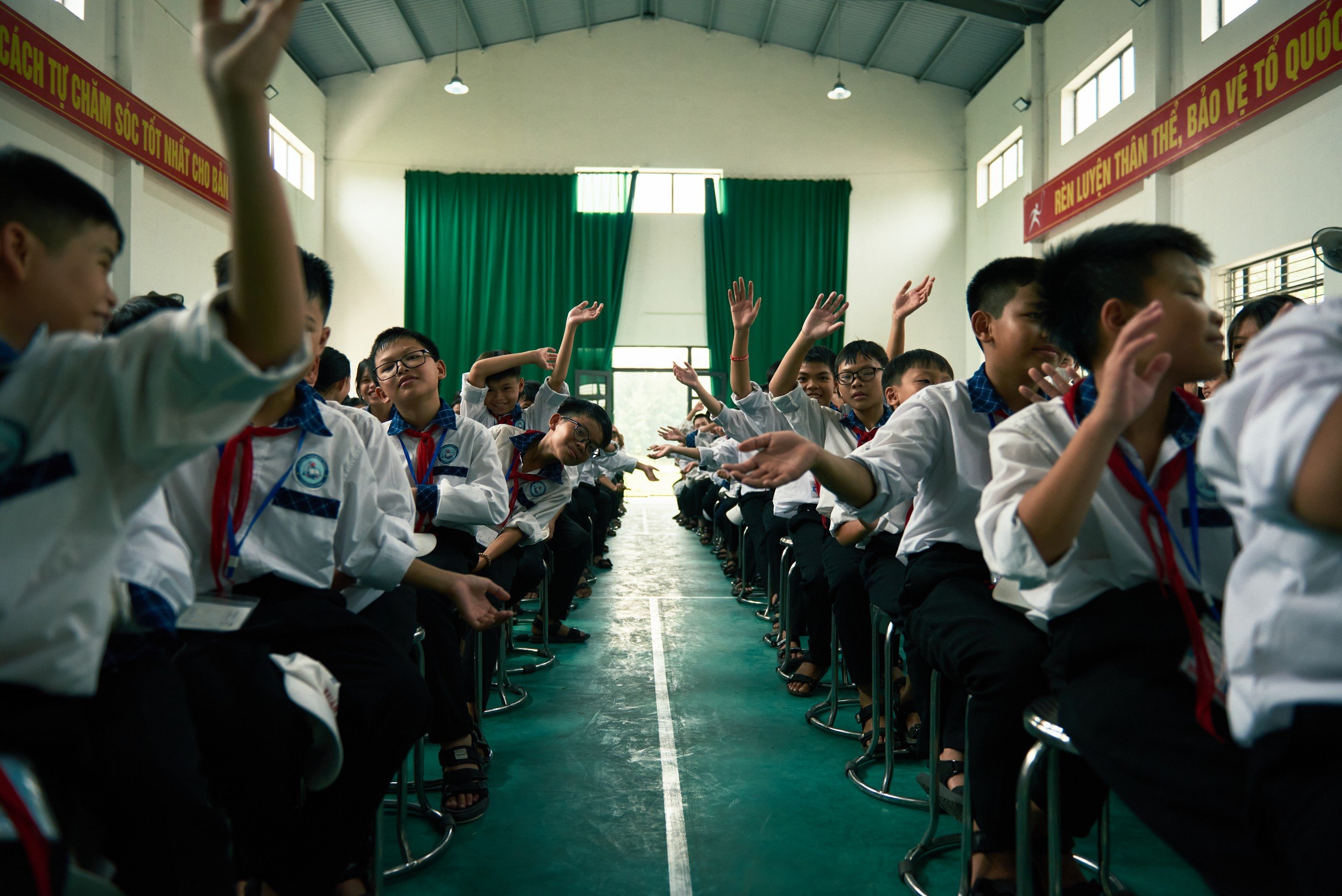 Thời báo Văn học nghệ thuật tặng sách cho trường THCS Xuân Thành (Nam Định) - 6