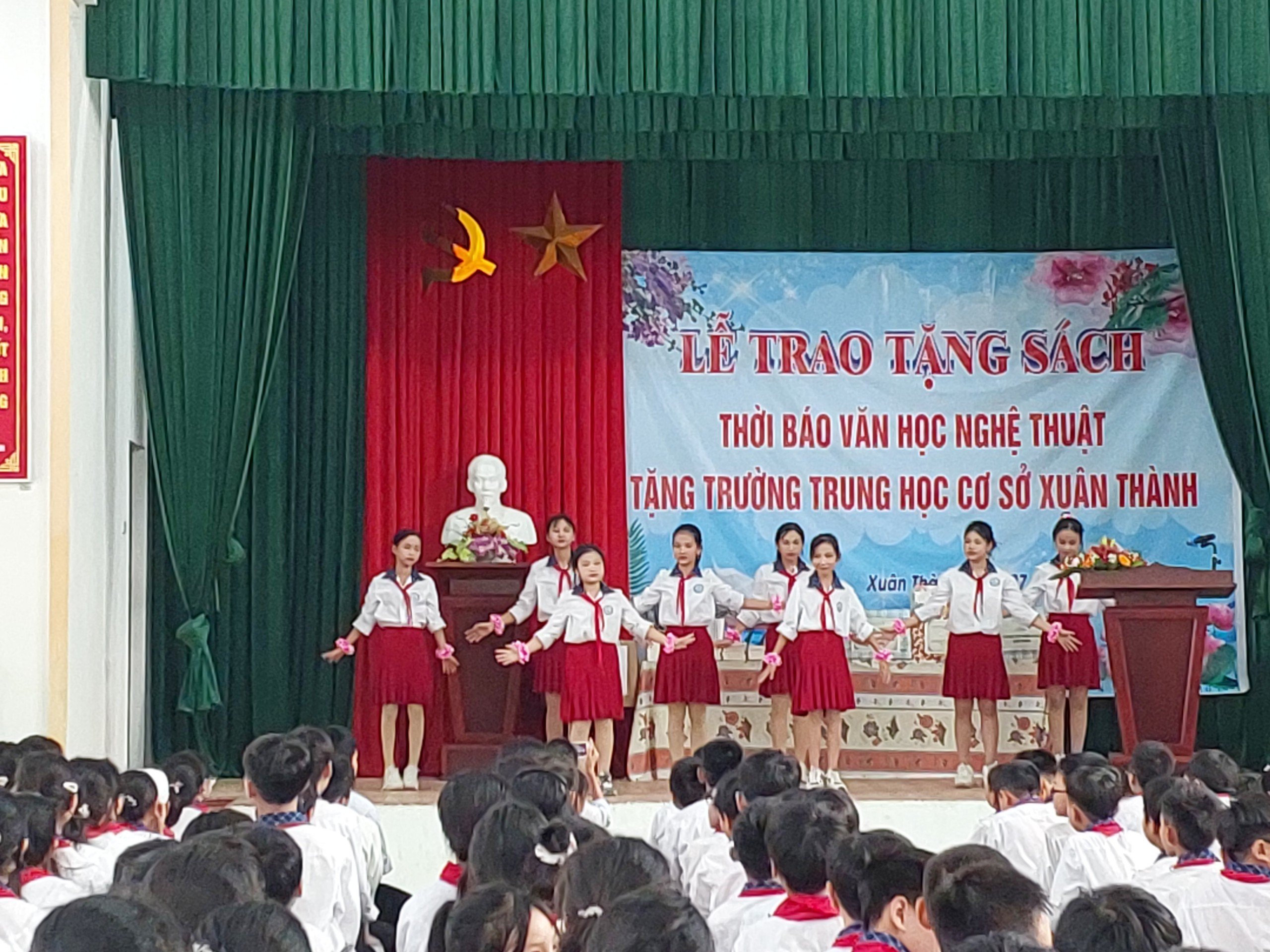Thời báo Văn học nghệ thuật tặng sách cho trường THCS Xuân Thành (Nam Định) - 1