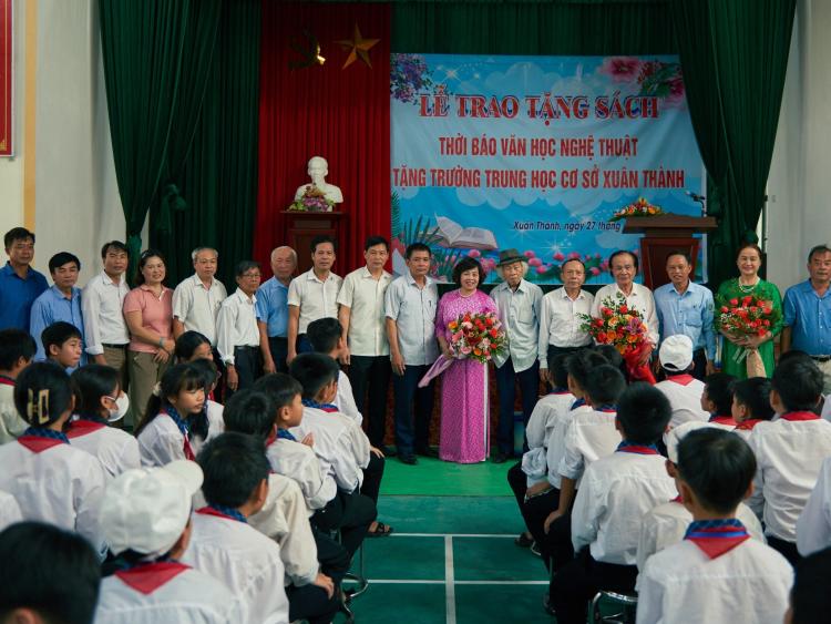 Thời báo Văn học nghệ thuật tặng sách cho trường THCS Xuân Thành (Nam Định)