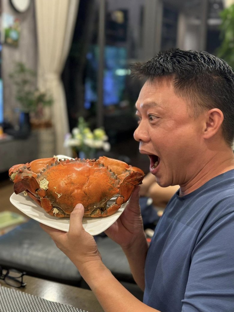 MC Trần Quang Minh khoe con cua to &#34;khổng lồ&#34; khiến BTV Hoài Anh, diễn viên Bình An thích thú bình luận - 2