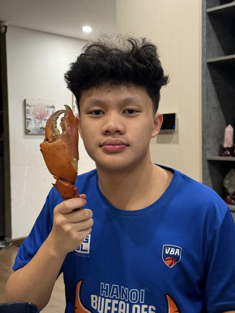 MC Trần Quang Minh khoe con cua to &#34;khổng lồ&#34; khiến BTV Hoài Anh, diễn viên Bình An thích thú bình luận - 4