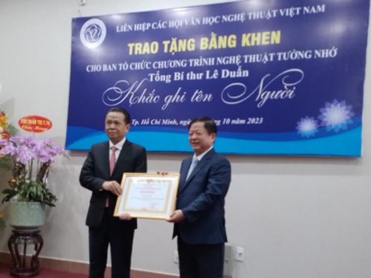 Liên hiệp các Hội Văn học nghệ thuật Việt Nam trao tặng Bằng khen cho Ban tổ chức Chương trình nghệ thuật tưởng nhớ cố Tổng Bí thư Lê Duẩn