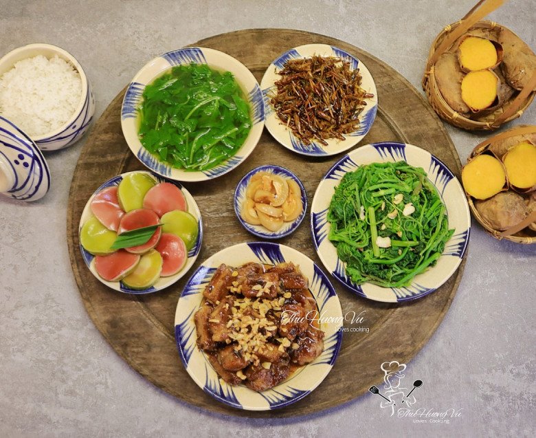 Cơm tối toàn món quen thuộc nhưng ngon, có thứ là đặc sản ruộng đồng "vạn người mê" - 1