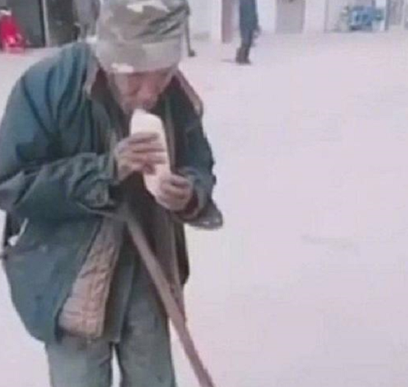 Con trai 3 tuổi lén lấy bánh bao, người bố tò mò đi theo nhìn hành vi của con rất vui mừng - 3