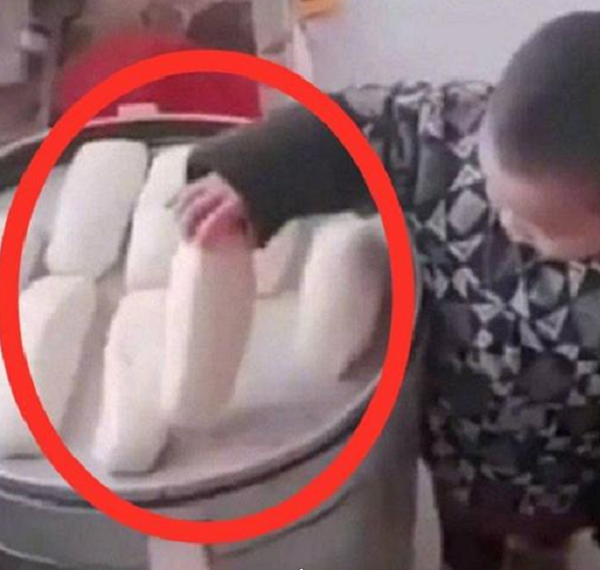 Con trai 3 tuổi lén lấy bánh bao, người bố tò mò đi theo nhìn hành vi của con rất vui mừng - 2