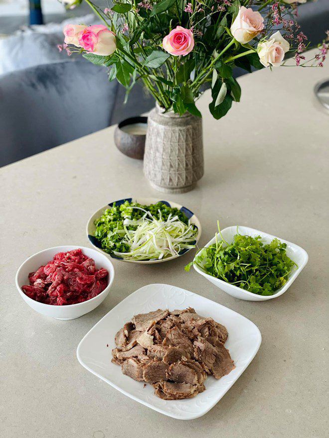 Siêu mẫu Hà Anh nấu món ăn nguyên ngày để chồng con xì xụp trong 20 phút, được Hoa hậu khen: &#34;Giỏi vậy&#34; - 3