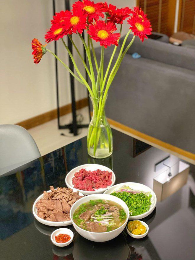 Siêu mẫu Hà Anh nấu món ăn nguyên ngày để chồng con xì xụp trong 20 phút, được Hoa hậu khen: &#34;Giỏi vậy&#34; - 4