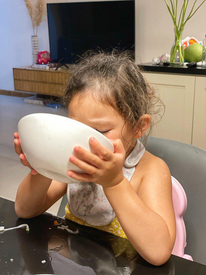 Siêu mẫu Hà Anh nấu món ăn nguyên ngày để chồng con xì xụp trong 20 phút, được Hoa hậu khen: &#34;Giỏi vậy&#34; - 5