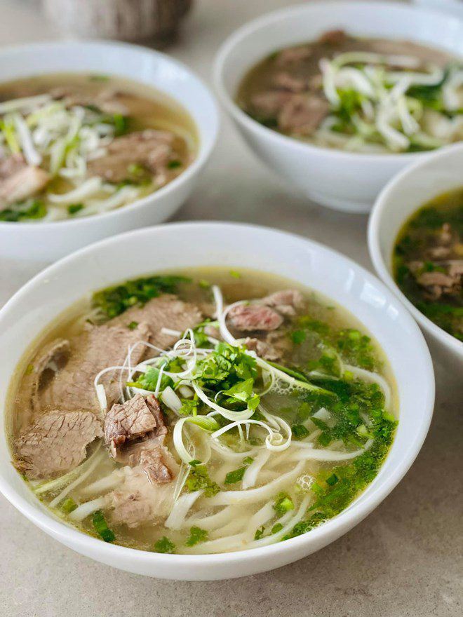 Siêu mẫu Hà Anh nấu món ăn nguyên ngày để chồng con xì xụp trong 20 phút, được Hoa hậu khen: &#34;Giỏi vậy&#34; - 8