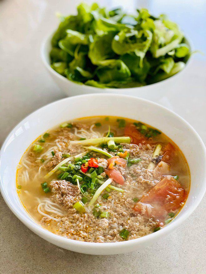 Siêu mẫu Hà Anh nấu món ăn nguyên ngày để chồng con xì xụp trong 20 phút, được Hoa hậu khen: &#34;Giỏi vậy&#34; - 10