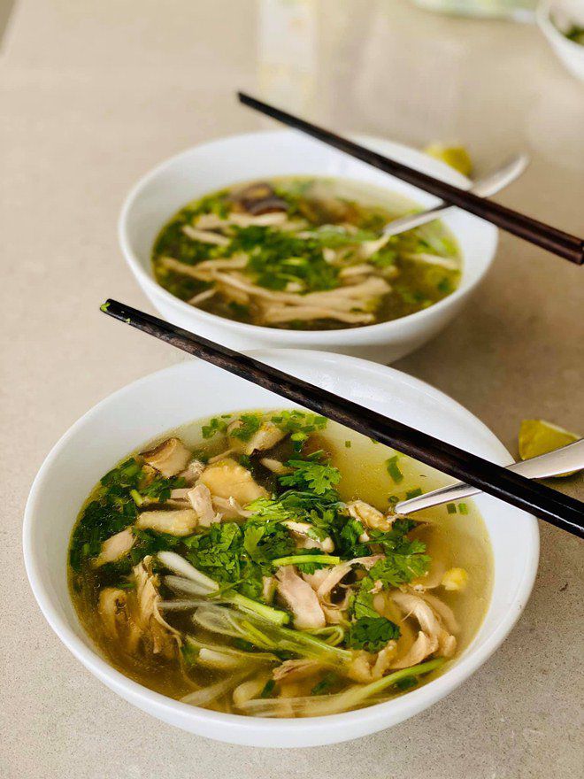 Siêu mẫu Hà Anh nấu món ăn nguyên ngày để chồng con xì xụp trong 20 phút, được Hoa hậu khen: &#34;Giỏi vậy&#34; - 11