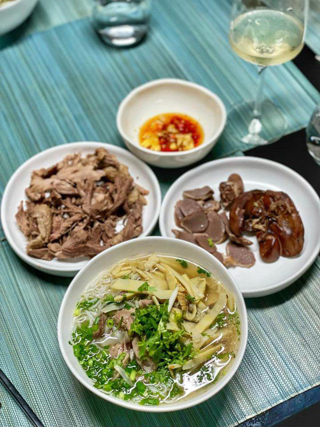 Siêu mẫu Hà Anh nấu món ăn nguyên ngày để chồng con xì xụp trong 20 phút, được Hoa hậu khen: &#34;Giỏi vậy&#34; - 12