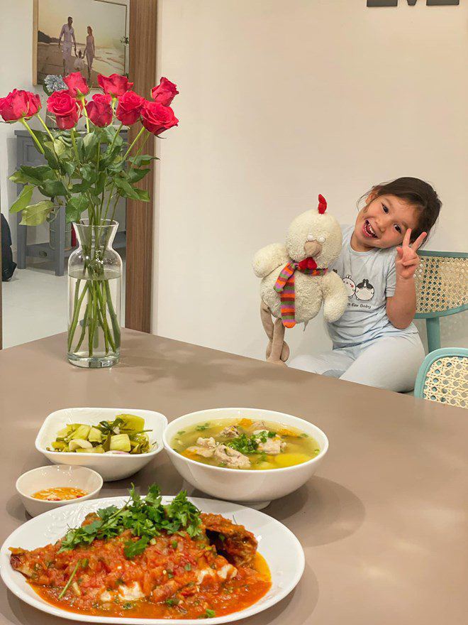 Siêu mẫu Hà Anh nấu món ăn nguyên ngày để chồng con xì xụp trong 20 phút, được Hoa hậu khen: &#34;Giỏi vậy&#34; - 15