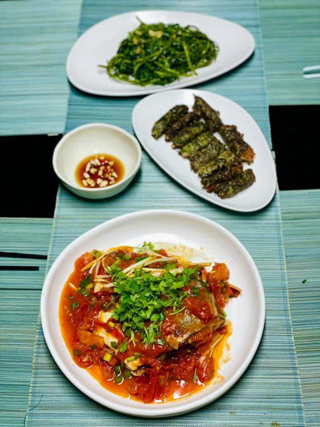 Siêu mẫu Hà Anh nấu món ăn nguyên ngày để chồng con xì xụp trong 20 phút, được Hoa hậu khen: &#34;Giỏi vậy&#34; - 17