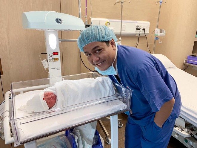 2 lần sinh con của diễn viên Thanh Thúy: Quyết đẻ thường nhưng lại phải sinh mổ, dắt theo cả êkíp chật kín phòng - 4