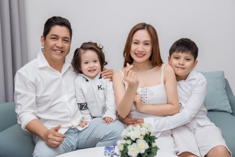 2 lần sinh con của diễn viên Thanh Thúy: Quyết đẻ thường nhưng lại phải sinh mổ, dắt theo cả êkíp chật kín phòng - 1
