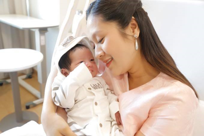 2 lần sinh con của diễn viên Thanh Thúy: Quyết đẻ thường nhưng lại phải sinh mổ, dắt theo cả êkíp chật kín phòng - 2