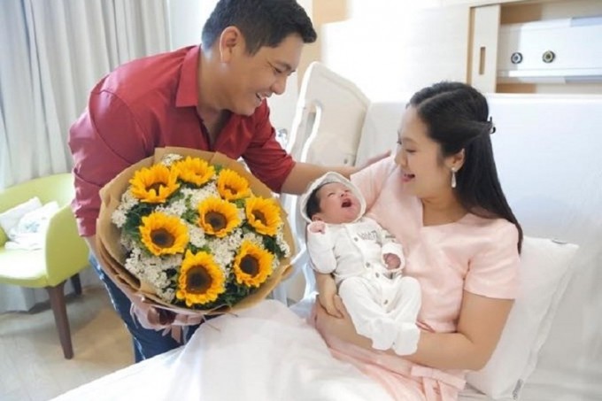 2 lần sinh con của diễn viên Thanh Thúy: Quyết đẻ thường nhưng lại phải sinh mổ, dắt theo cả êkíp chật kín phòng - 3