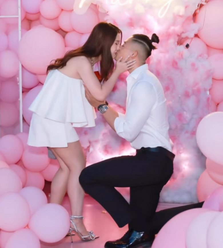Màn cầu hôn ngập mùi tiền của Trí Thịt Bòa, bạn gái hotgirl bật khóc đồng ý - 4
