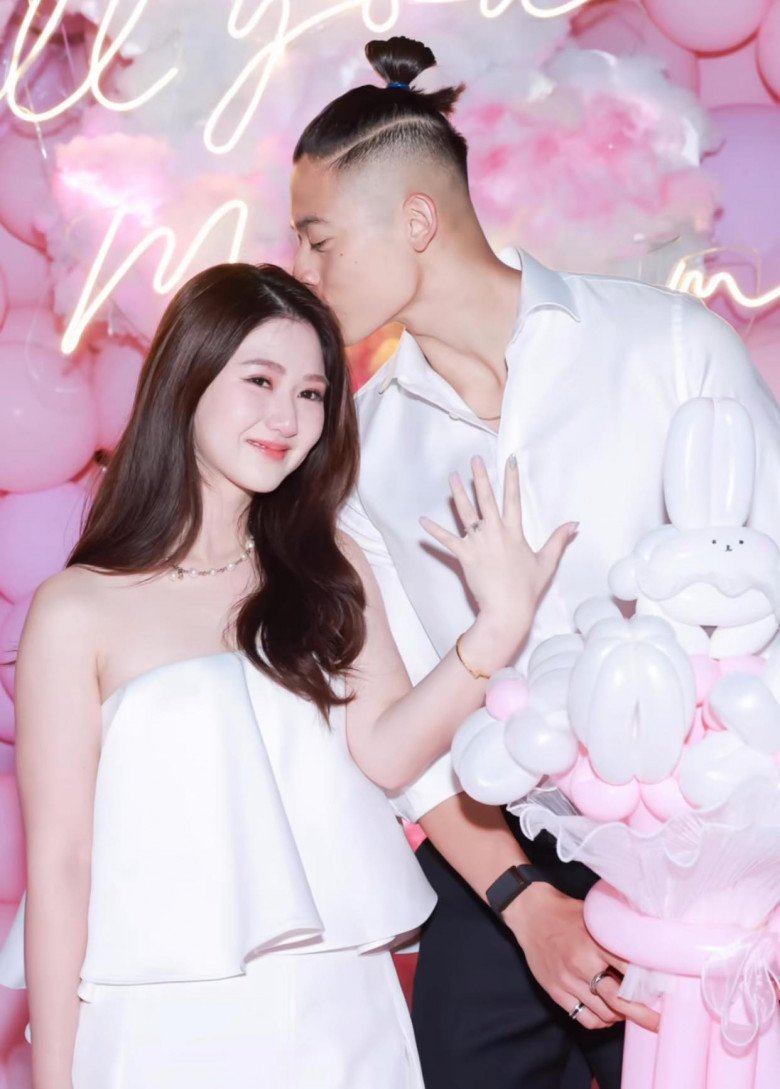 Màn cầu hôn ngập mùi tiền của Trí Thịt Bòa, bạn gái hotgirl bật khóc đồng ý - 2