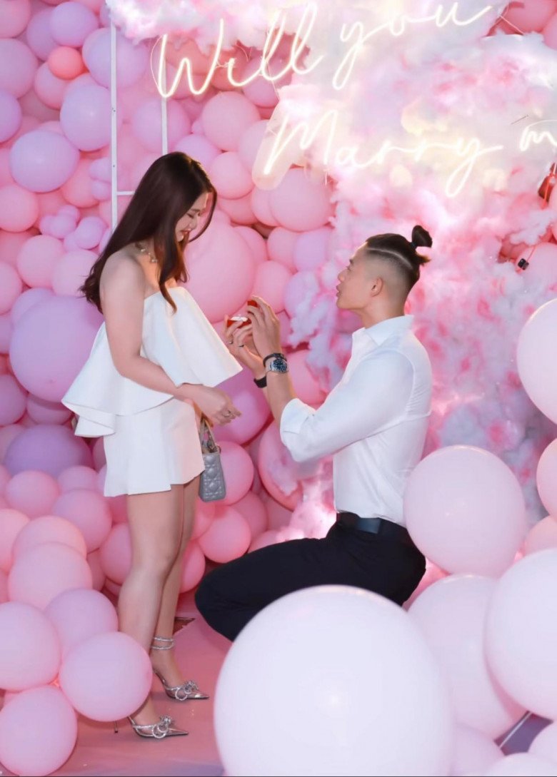 Màn cầu hôn ngập mùi tiền của Trí Thịt Bòa, bạn gái hotgirl bật khóc đồng ý - 3