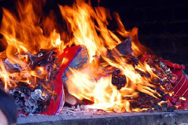 Tại sao không nên đặt tiền vàng mã trên bàn thờ? Đừng làm sai kẻo mất lộc - 2