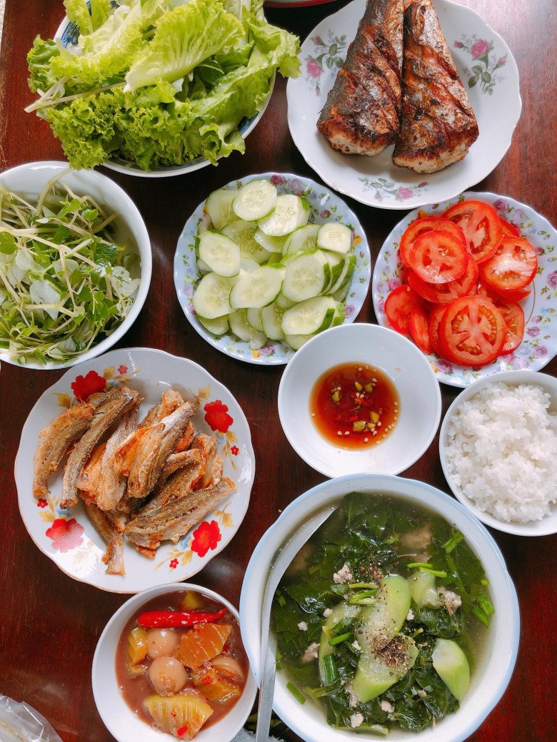 "Bé Leon phiên bản người lớn của Hồ Ngọc Hà" khoe mâm cơm đạm bạc mẹ nấu ở quê làm dân mạng xúc động - 7