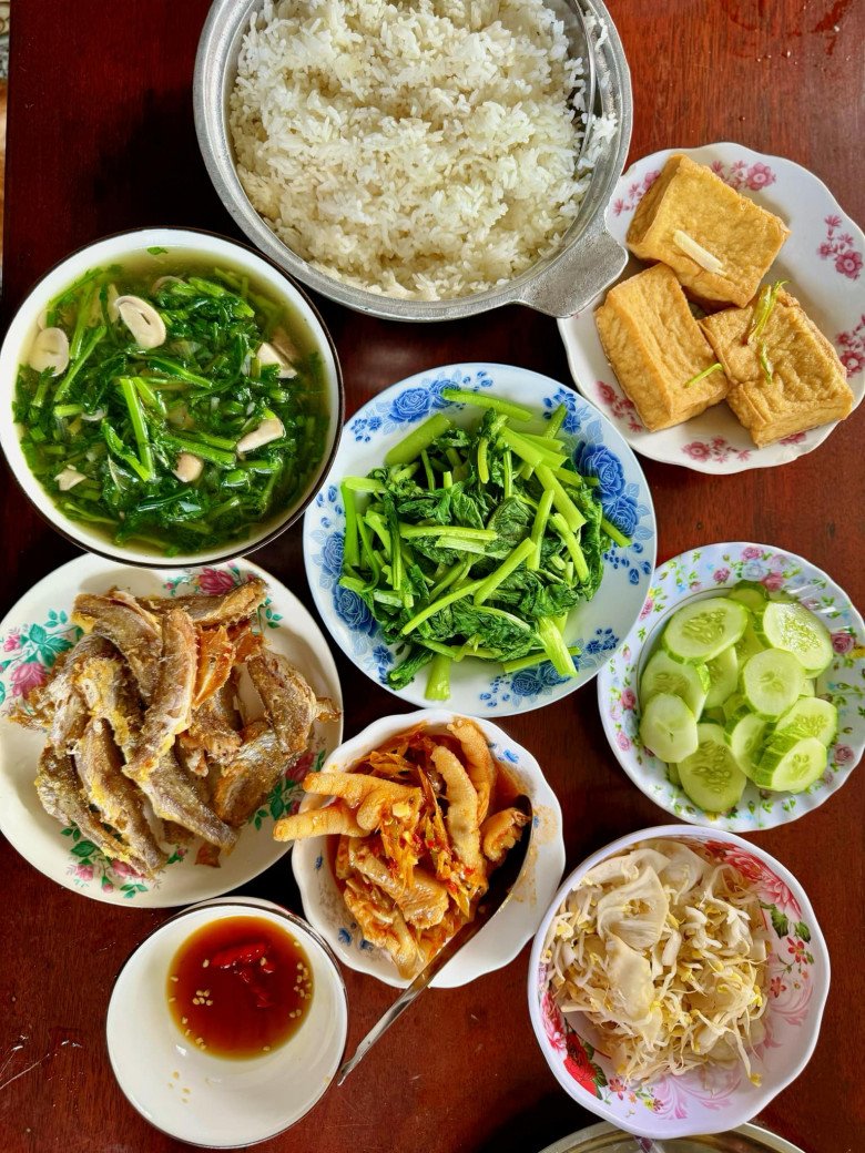 "Bé Leon phiên bản người lớn của Hồ Ngọc Hà" khoe mâm cơm đạm bạc mẹ nấu ở quê làm dân mạng xúc động - 1