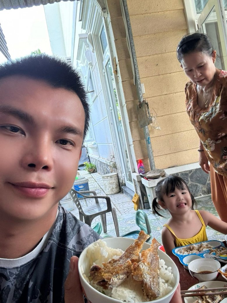 "Bé Leon phiên bản người lớn của Hồ Ngọc Hà" khoe mâm cơm đạm bạc mẹ nấu ở quê làm dân mạng xúc động - 2