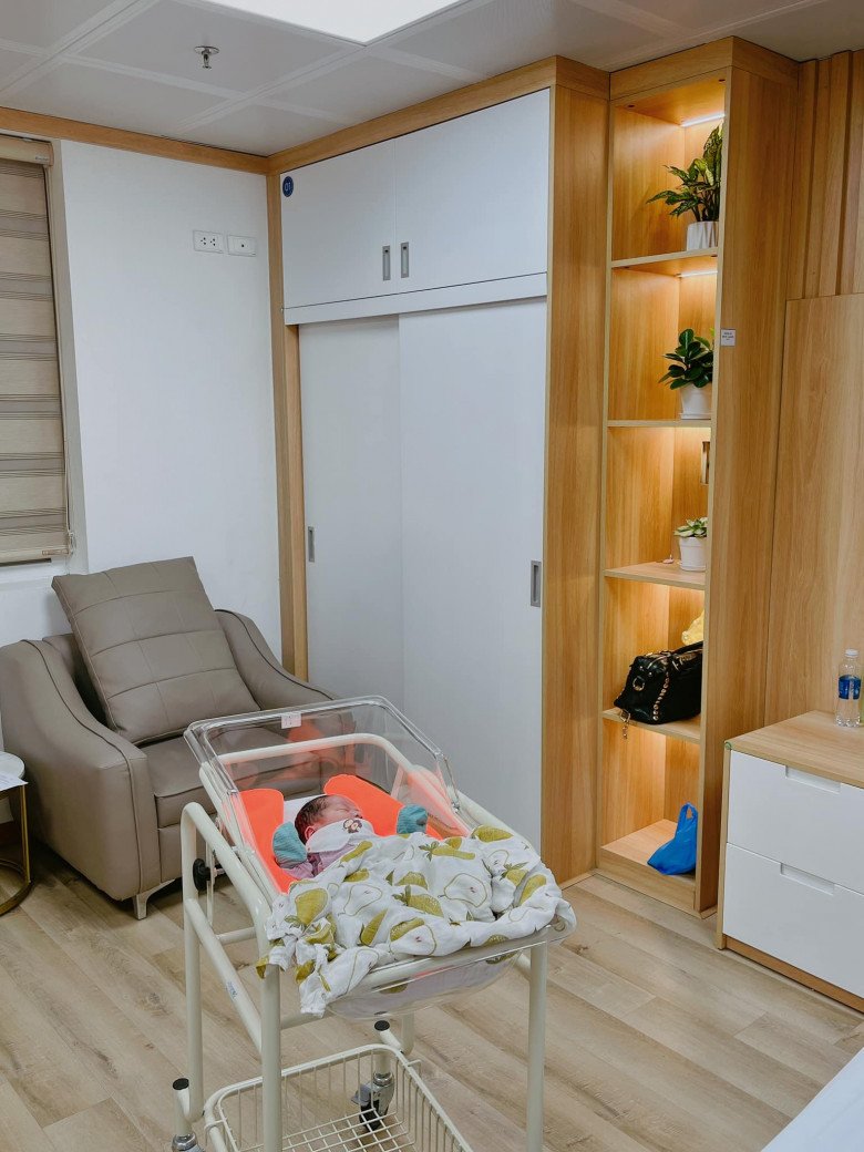Mẹ bỉm đi đẻ chọn gói sinh gia đình, nằm phòng dịch vụ 4 triệu/đêm ở Phụ sản Trung ương - 6