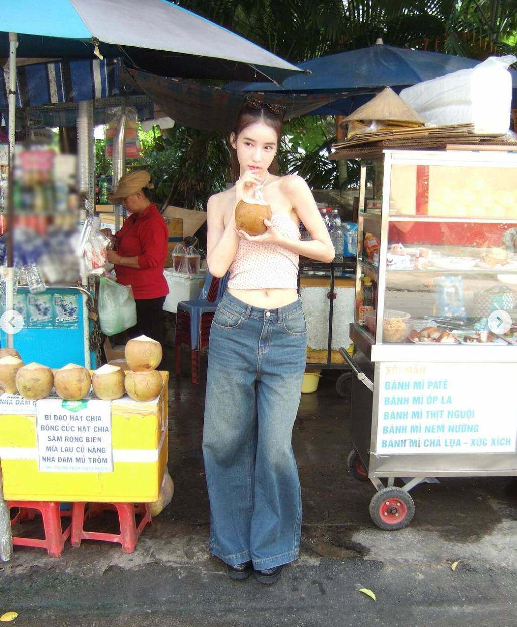 Danh tính "nữ thần" xinh đẹp ngồi vỉa hè ăn mì Quảng hút 2,8 triệu fan theo dõi - 5