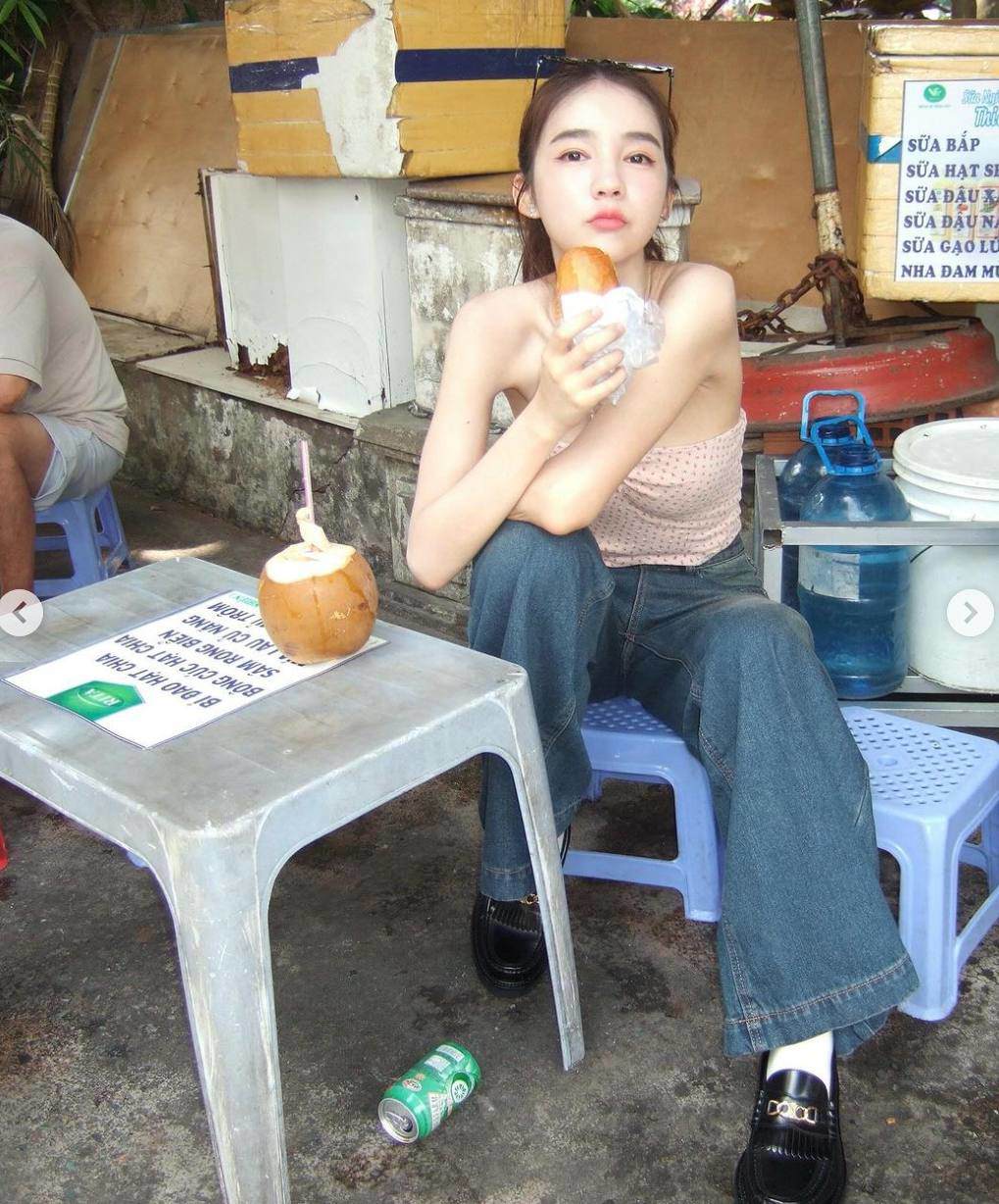 Danh tính "nữ thần" xinh đẹp ngồi vỉa hè ăn mì Quảng hút 2,8 triệu fan theo dõi - 4
