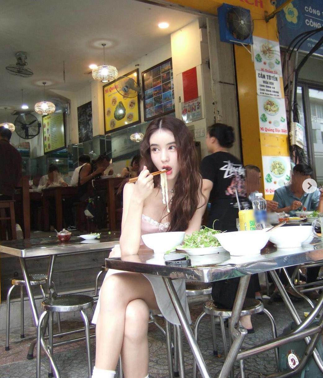 Danh tính "nữ thần" xinh đẹp ngồi vỉa hè ăn mì Quảng hút 2,8 triệu fan theo dõi - 2