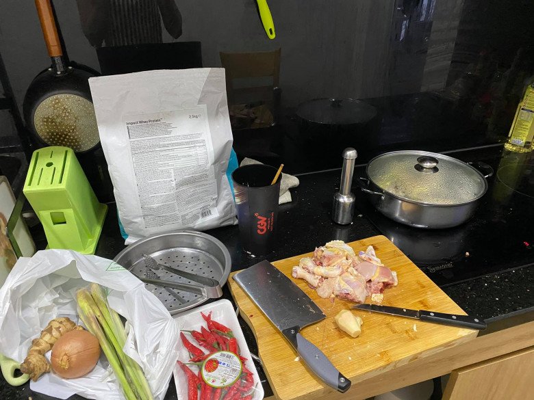 Vợ Phan Mạnh Quỳnh khoe mâm đồ ăn toàn hải sản, tự thấy chồng quá &#34;lãi&#34; khi lấy mình - 16