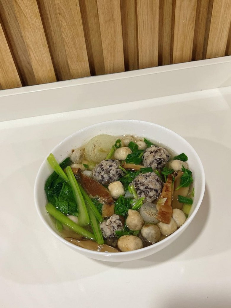 Vợ Phan Mạnh Quỳnh khoe mâm đồ ăn toàn hải sản, tự thấy chồng quá &#34;lãi&#34; khi lấy mình - 8